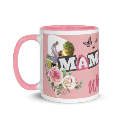 Rosa personalisierte Kaffeetasse mit einem Foto in Herzform, dem Schriftzug MAMA im Zeitungsstil und floralen Rosen-Illustrationen mit Schmetterlingen.