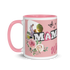 Rosa personalisierte Kaffeetasse mit einem Foto in Herzform, dem Schriftzug MAMA im Zeitungsstil und floralen Rosen-Illustrationen mit Schmetterlingen.
