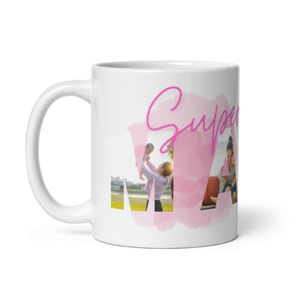 📸 Halte eure schönsten Momente fest! Die personalisierte „Super Mama“ Tasse mit 4 individuellen Fotos im MAMA-Schriftzug ist das ideale Geschenk für jede Mama. Hochwertige Keramik trifft auf emotionales Design. Jetzt bei Schlucksachen gestalten und Freude zum Muttertag schenken! ✨