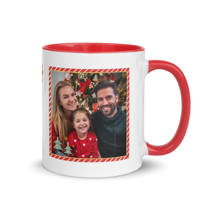 Weihnachtstasse “Frohe Weihnachten” mit Familienfoto im rot-weißen Zuckerstangen-Rahmen Henkel rechts
