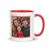 Weihnachtstasse “Frohe Weihnachten” mit Familienfoto im rot-weißen Zuckerstangen-Rahmen Henkel rechts
