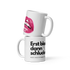 Eine rechte Hand hält eine weiße Kaffeetasse mit Henkel rechts. Auf der Tasse ist ein pinkes Lippen-Motiv und teilweise der Spruch „Erst blasen, dann...“ zu sehen.