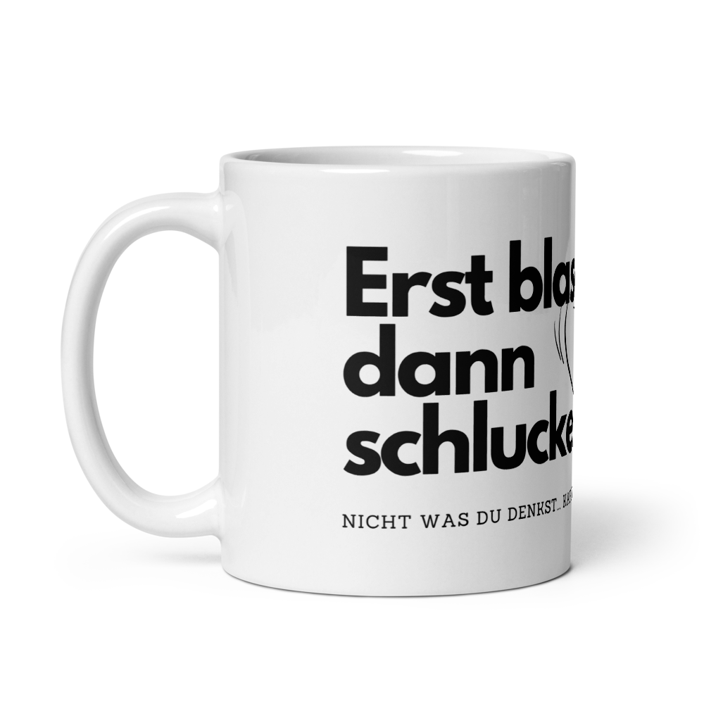 Seitenansicht einer weißen Kaffeetasse mit Henkel links und dem großen schwarzen Spruch „Erst blasen, dann schlucken“