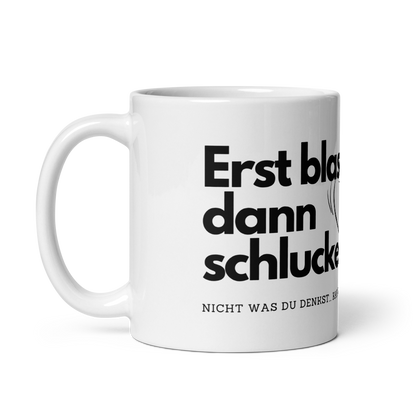 Seitenansicht einer weißen Kaffeetasse mit Henkel links und dem großen schwarzen Spruch „Erst blasen, dann schlucken“