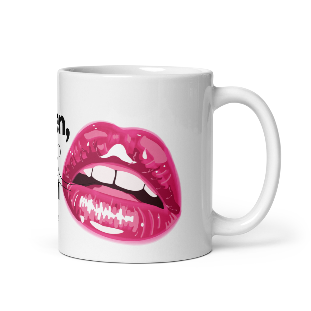 Seitenansicht einer weißen Tasse mit Henkel rechts, bedruckt mit einem großen, auffälligen Motiv von pink glänzenden Lippen.