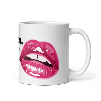 Seitenansicht einer weißen Tasse mit Henkel rechts, bedruckt mit einem großen, auffälligen Motiv von pink glänzenden Lippen.
