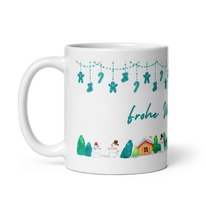 Weiße Weihnachtstasse mit Henkel links, Girlande mit Lebkuchenmännchen und Zuckerstangen, Winterdorf mit Häuschen und Schneemännern
