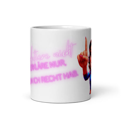 Schräge Vorderansicht einer weißen Kaffeetasse mit pinkem Neon-Spruch und einer angeschnittenen Comic-Frau.