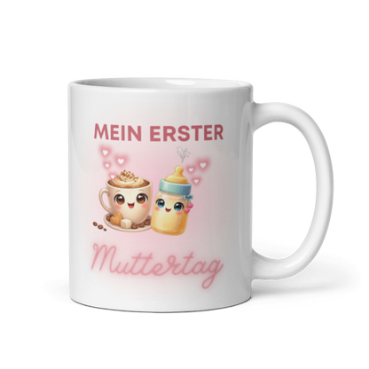 Weiße Keramiktasse mit dem Motiv Mein erster Muttertag, illustriert mit einer niedlichen Kaffeetasse, einem Babyfläschchen und rosa Herzen, Henkel auf der rechten Seite.