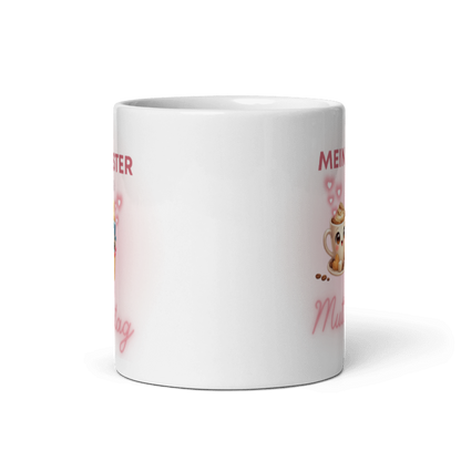Frontansicht einer weißen Keramiktasse mit dem umlaufenden Design Mein erster Muttertag, das eine Kaffeetasse und ein Babyfläschchen mit Herzchen zeigt.