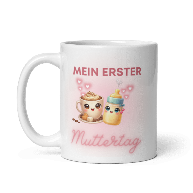 Weiße Keramiktasse mit dem Motiv Mein erster Muttertag, abgebildet mit einer Kaffeetasse, einem Babyfläschchen und kleinen Herzen, Henkel auf der linken Seite.