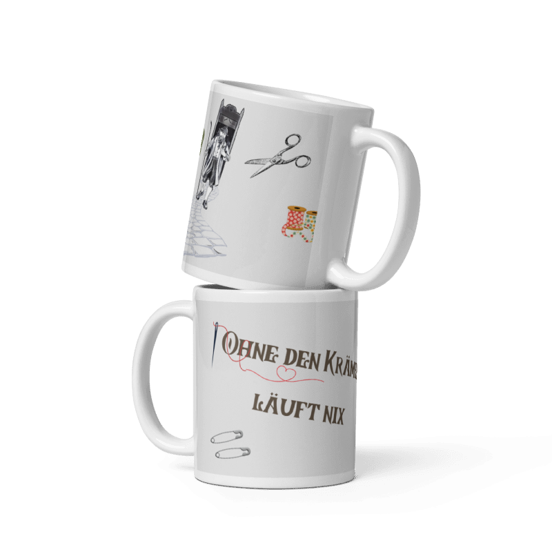 Tasse mit Spruch “Ohne den Krämer läuft nix”, Motiv: alter Krämer mit Wanderstock, Nadel und Faden, Wollknäuel, Schere und Knöpfe-gestapelt