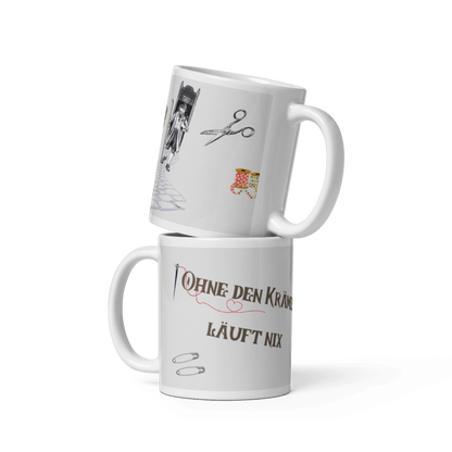 Tasse mit Spruch “Ohne den Krämer läuft nix”, Motiv: alter Krämer mit Wanderstock, Nadel und Faden, Wollknäuel, Schere und Knöpfe-gestapelt
