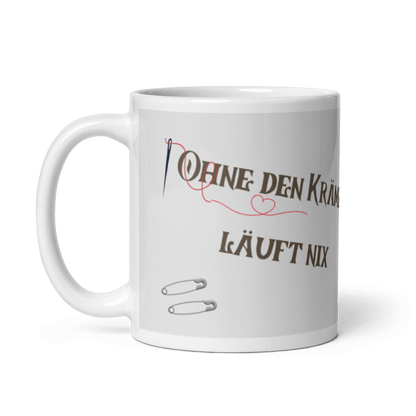 Tasse mit Spruch “Ohne den Krämer läuft nix”, Motiv: alter Krämer mit Wanderstock, Nadel und Faden, Wollknäuel, Schere und Knöpfe links henkel
