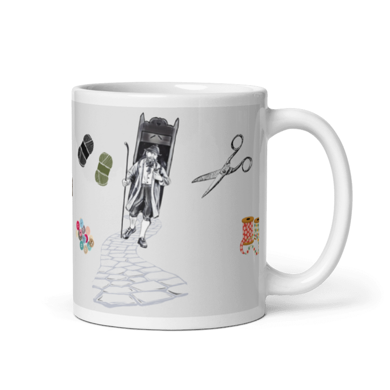 Tasse mit Spruch “Ohne den Krämer läuft nix”, Motiv: alter Krämer mit Wanderstock, Nadel und Faden, Wollknäuel, Schere und Knöpfe rechts Henkel
