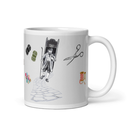 Tasse mit Spruch “Ohne den Krämer läuft nix”, Motiv: alter Krämer mit Wanderstock, Nadel und Faden, Wollknäuel, Schere und Knöpfe rechts Henkel
