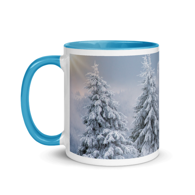 Winterlandschaft Tasse – Verschneite Tannen mit hellblauem Henkel