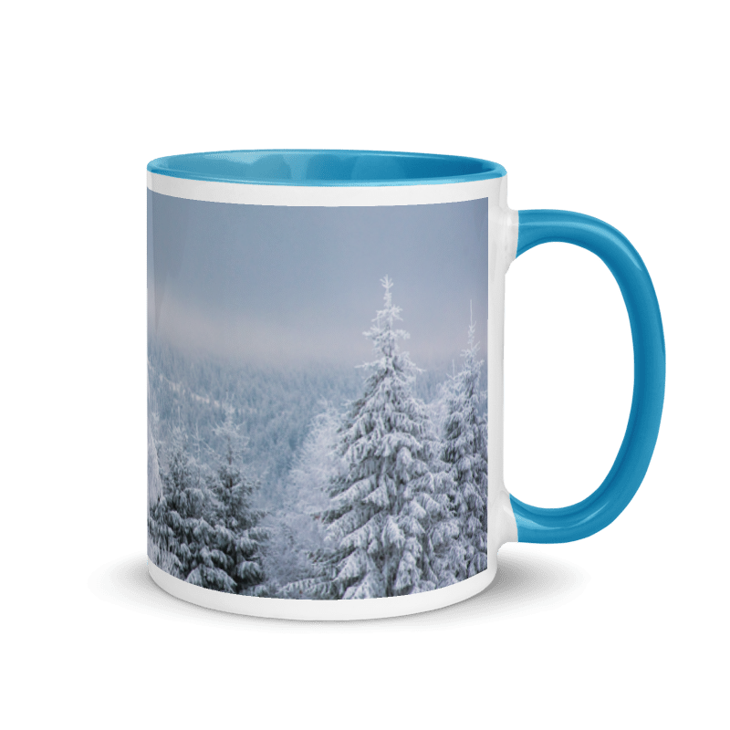 Winterlandschaft Tasse – Verschneite Tannen mit hellblauem Henkel