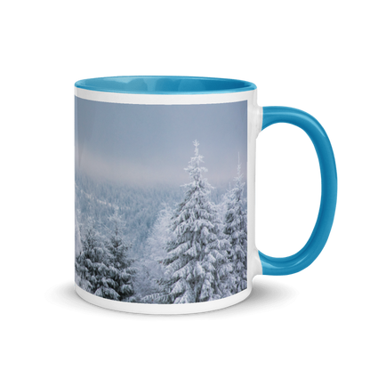 Winterlandschaft Tasse – Verschneite Tannen mit hellblauem Henkel