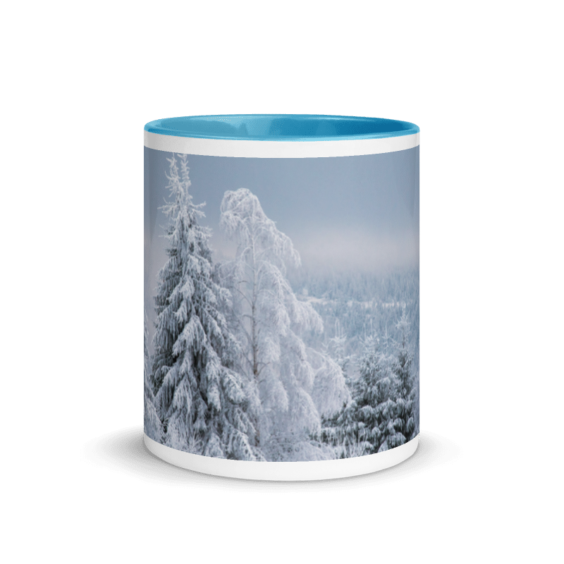 Winterlandschaft Tasse – Verschneite Tannen mit hellblauem Henkel