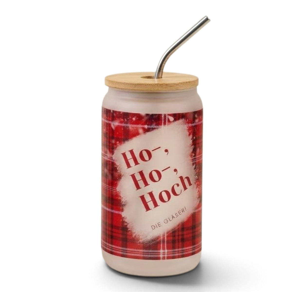 Mattes Dosen-Trinkglas mit Spruch “Ho, Ho, Hoch die Gläser!” vor rotem Karomuster, mit Bambusdeckel und Metalltrinkhalm