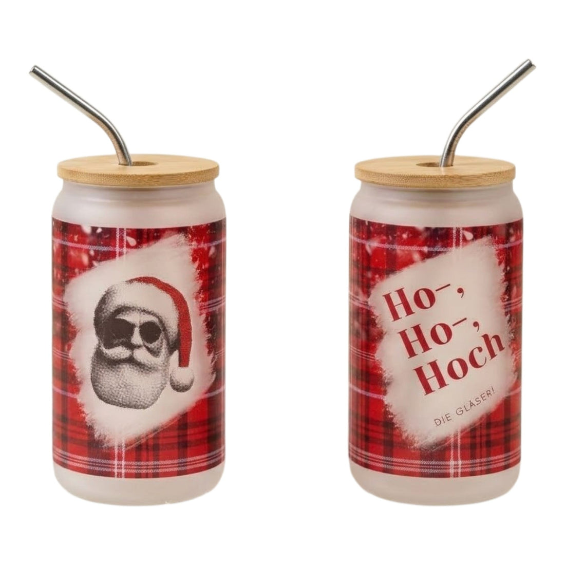 Zwei matte Dosen-Trinkgläser mit rotem Karomuster, links Weihnachtsmann mit Sonnenbrille, rechts der Spruch “Ho, Ho, Hoch die Gläser!”, mit Bambusdeckel und Metalltrinkhalm