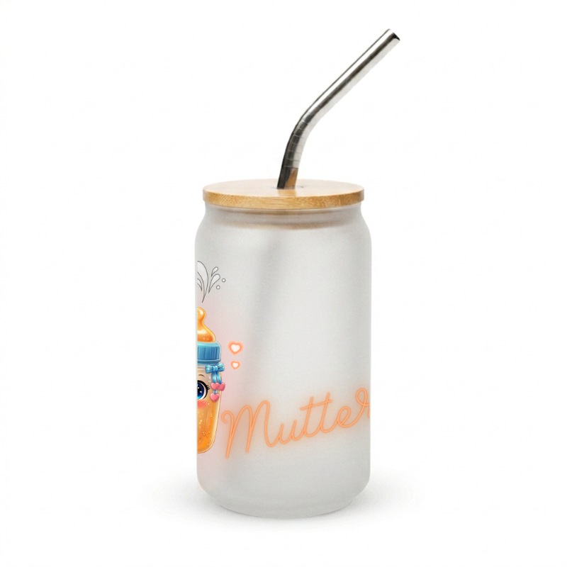 Seitenansicht des Frosted Muttertagsglases mit dem Schriftzug Muttertag und einem wiederverwendbaren Metalltrinkhalm.