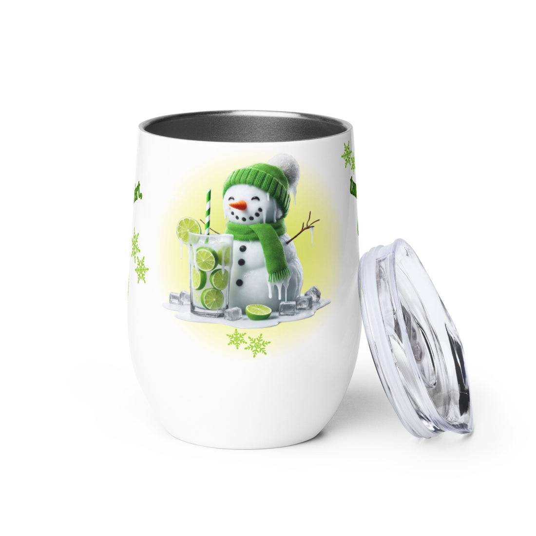 Weißer Edelstahl-Weinbecher mit Schneemann in grüner Mütze und grünem Schal neben einem Caipirinha-Glas mit Limetten, Deckel daneben