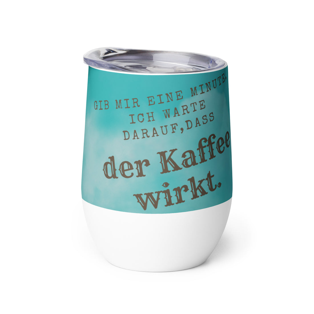 Türkiser Weinbecher mit braunem Schriftzug “Gib mir eine Minute. Ich warte darauf, dass der Kaffee wirkt.” und transparentem Deckel