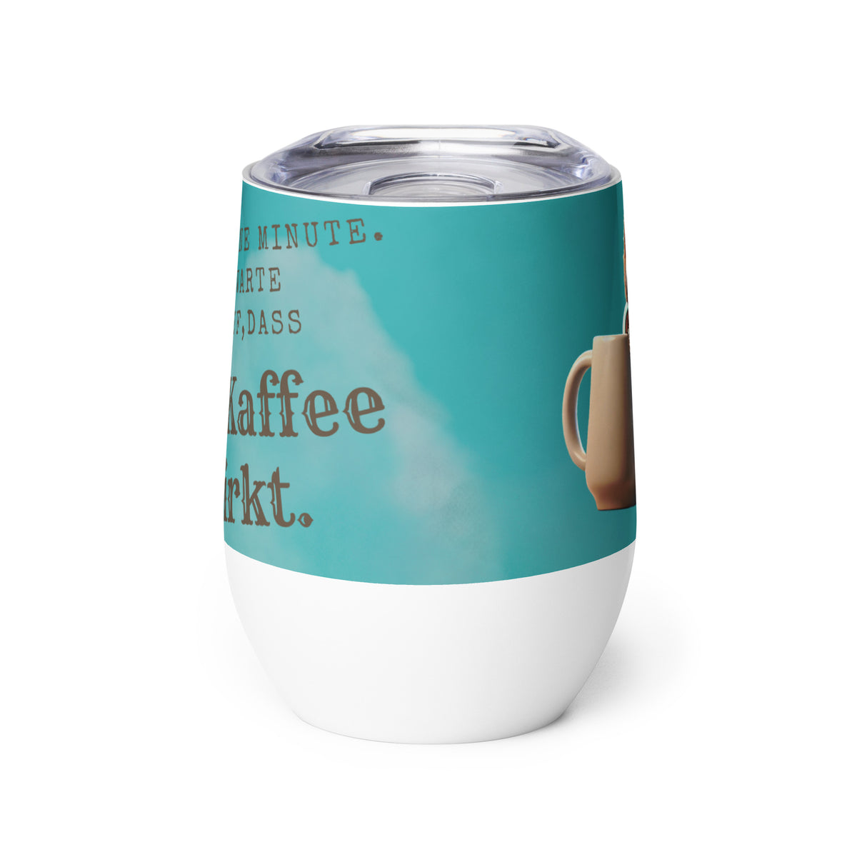 Türkiser Edelstahl-Weinbecher mit weißem Boden, Schriftzug “Gib mir eine Minute. Ich warte darauf, dass der Kaffee wirkt.” und Kaffeetasse am Bildrand