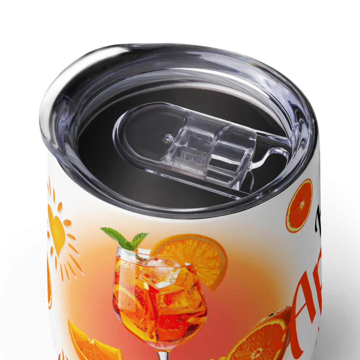 Weinbecher mit transparentem Schiebedeckel in Nahaufnahme, darunter Aperol-Cocktailglas mit Eis, Orangenscheibe und Minze