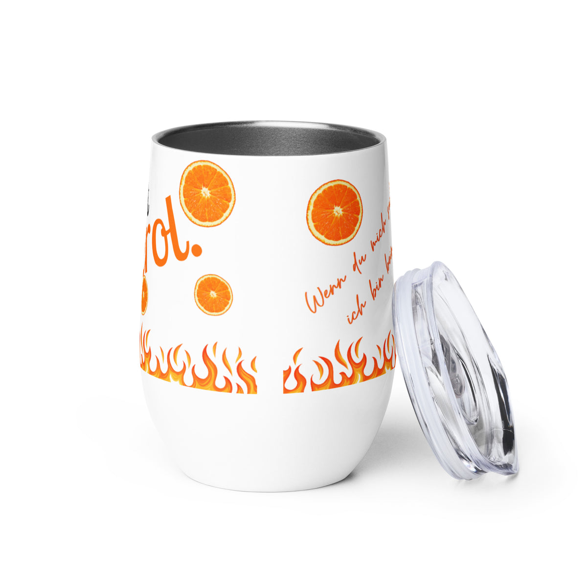 Weißer Edelstahl-Weinbecher mit Orangenscheiben, orangefarbenen Flammen und Schriftzug “Hot Aperol.”, transparenter Deckel daneben