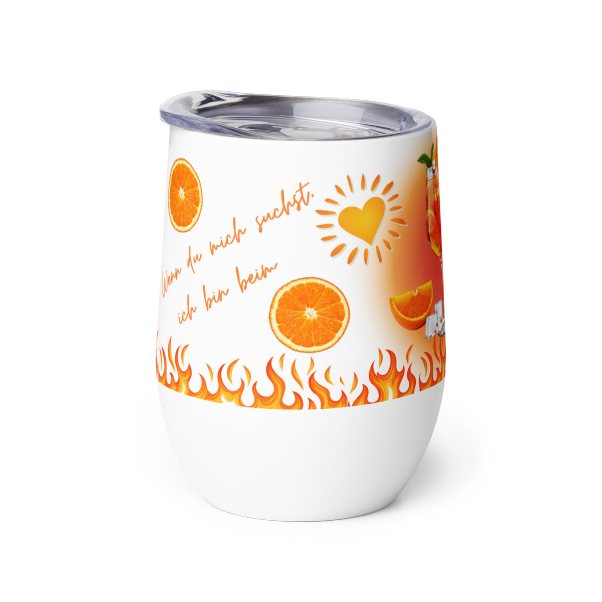 Weinbecher mit orangefarbener Schreibschrift “Wenn du mich suchst, ich bin beim”, Herz-Sonne, Orangenscheiben und Flammen