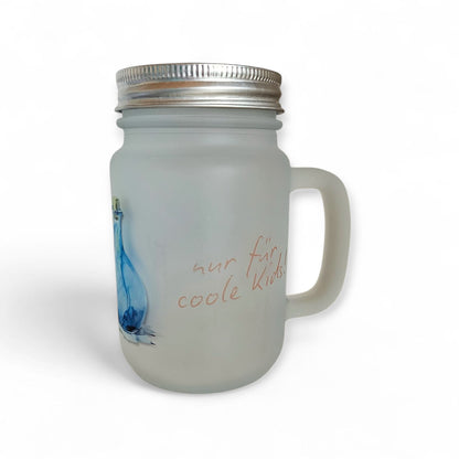 Ein mattiertes Henkelglas mit Schraubdeckel, verziert mit einer Illustration einer blauen Zaubertrank-Flasche und dem Schriftzug „nur für coole Kids!“ in einer verspielten Schriftart.