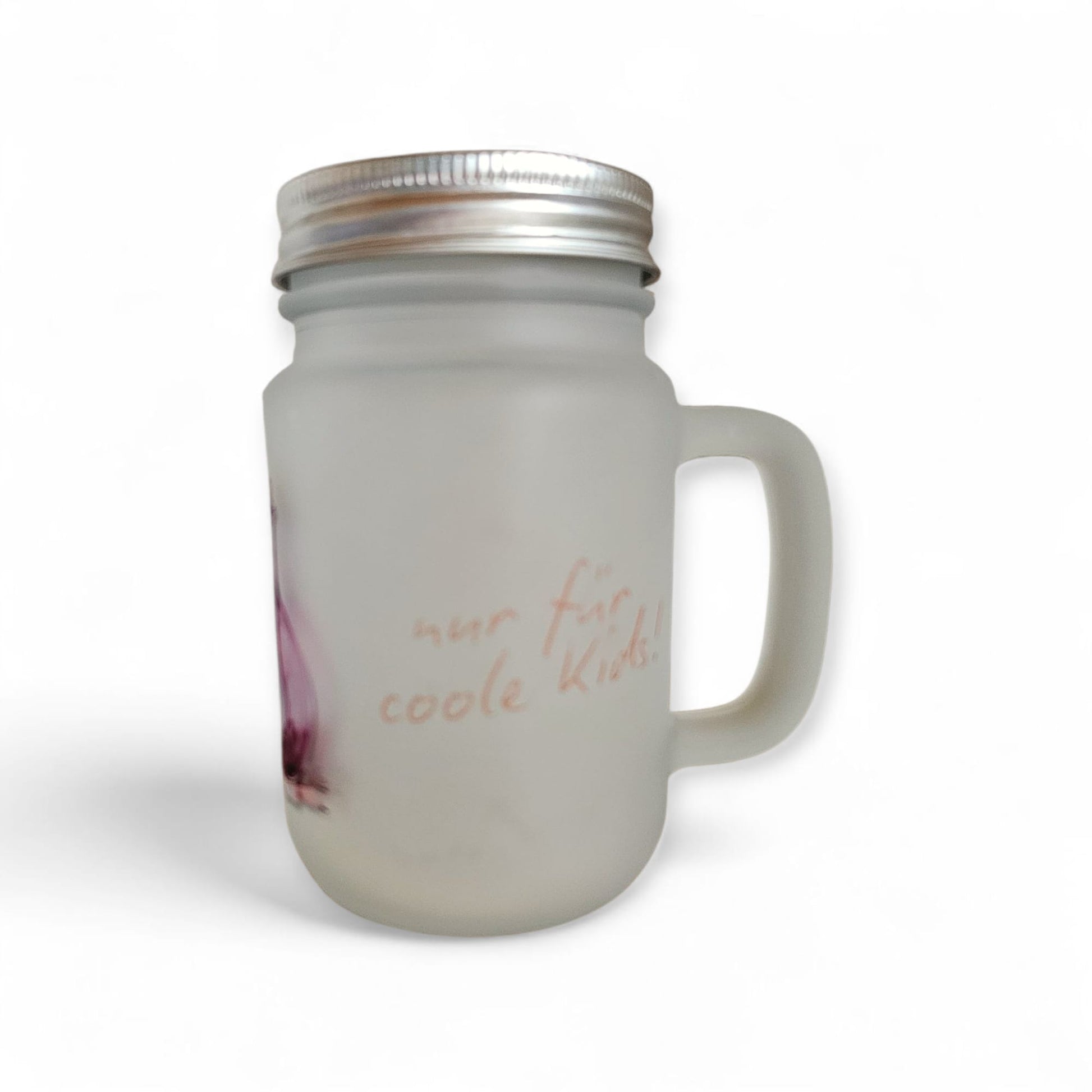 Ein mattiertes Henkelglas mit Schraubdeckel, verziert mit einer Illustration einer pinken Zaubertrank-Flasche und dem Schriftzug „nur für coole Kids!“ in einer verspielten Schriftart.